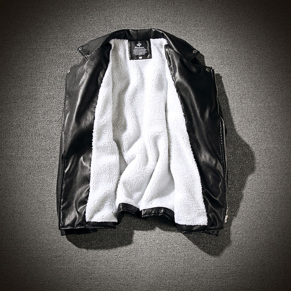 Καθημερινά πολύ κομψό ανδρικό σακάκι από απαλό οικολογικό δέρμα, με επιγραφή στο πίσω μέρος