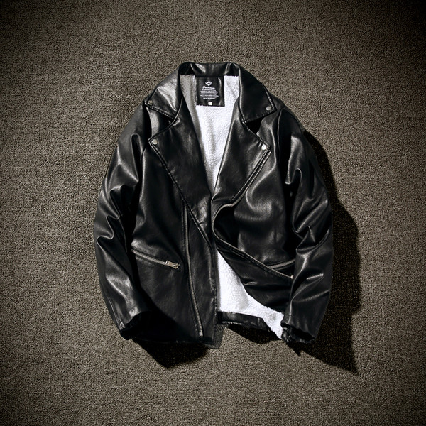 Καθημερινά πολύ κομψό ανδρικό σακάκι από απαλό οικολογικό δέρμα, με επιγραφή στο πίσω μέρος