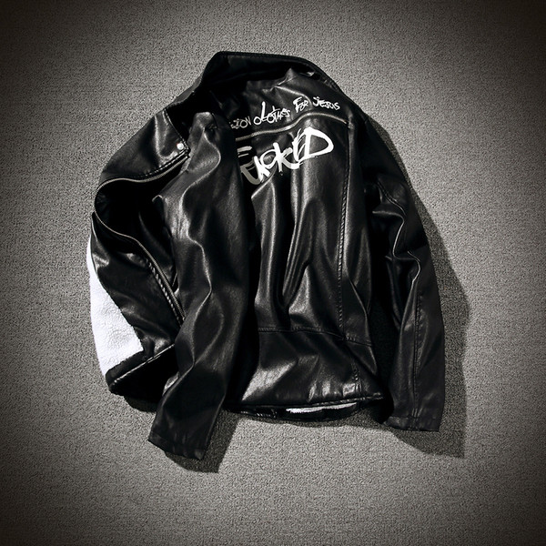 Καθημερινά πολύ κομψό ανδρικό σακάκι από απαλό οικολογικό δέρμα, με επιγραφή στο πίσω μέρος