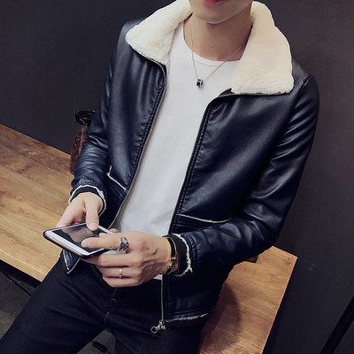 Ανθεκτικό δερμάτινο μπουφάν με ένα χνουδωτό γιακά