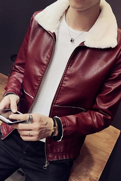 Ανθεκτικό δερμάτινο μπουφάν με ένα χνουδωτό γιακά