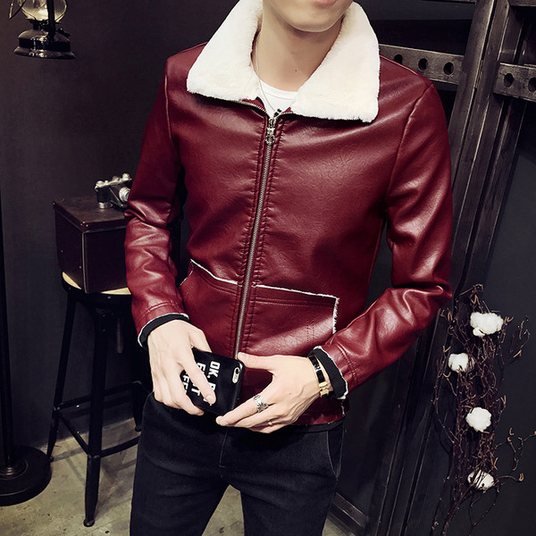 Ανθεκτικό δερμάτινο μπουφάν με ένα χνουδωτό γιακά