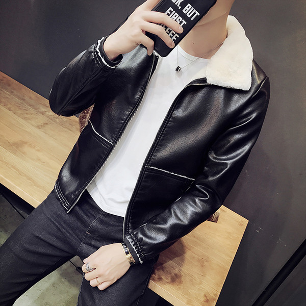 Ανθεκτικό δερμάτινο μπουφάν με ένα χνουδωτό γιακά