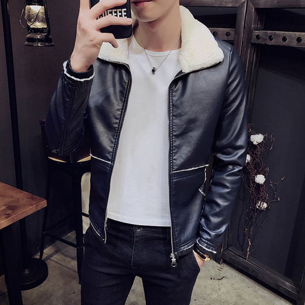 Ανθεκτικό δερμάτινο μπουφάν με ένα χνουδωτό γιακά