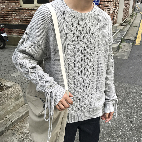 Ένα ενδιαφέρον πλεκτό πλεκτό ανδρικό με μανίκια σε τρία χρώματα