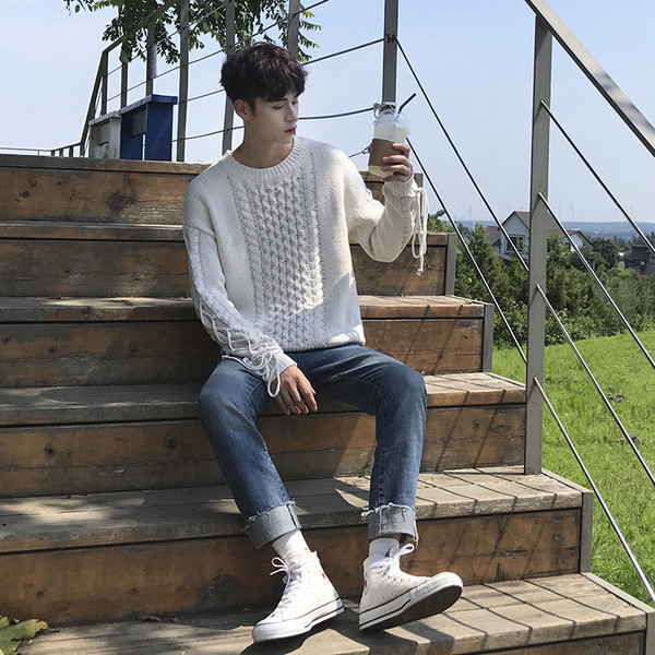 Ένα ενδιαφέρον πλεκτό πλεκτό ανδρικό με μανίκια σε τρία χρώματα