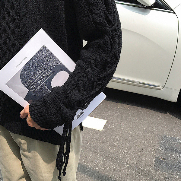 Ένα ενδιαφέρον πλεκτό πλεκτό ανδρικό με μανίκια σε τρία χρώματα