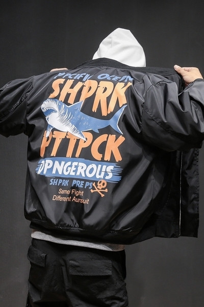 Μπουφάν μπέιζμπολ ανδρών με χαμηλό κολάρο O και πολύχρωμη εκτύπωση στο πίσω μέρος