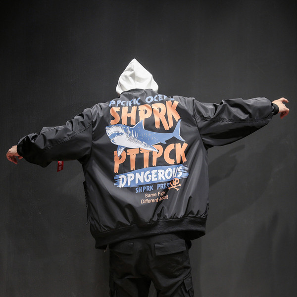 Μπουφάν μπέιζμπολ ανδρών με χαμηλό κολάρο O και πολύχρωμη εκτύπωση στο πίσω μέρος