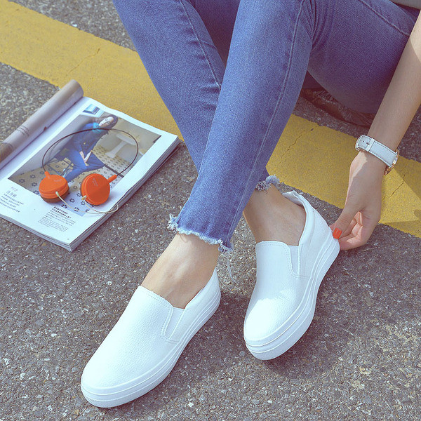 Οι μοξασίνες των γυναικών καθαρίζονται σε μαύρο και άσπρο