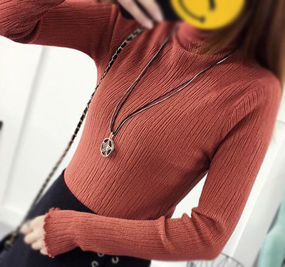 Η καθημερινή μπλούζα της λεπτής κυρίας με ημι-ψηλό γιακά και μακριά μανίκια