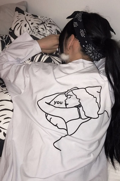 Γυναικεία μπλούζα με ενδιαφέρον ασπρόμαυρο χρώμα στην πλάτη