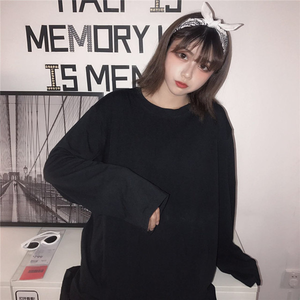 Γυναικεία μπλούζα με ενδιαφέρον ασπρόμαυρο χρώμα στην πλάτη