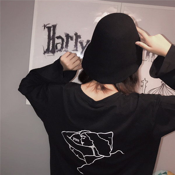 Γυναικεία μπλούζα με ενδιαφέρον ασπρόμαυρο χρώμα στην πλάτη