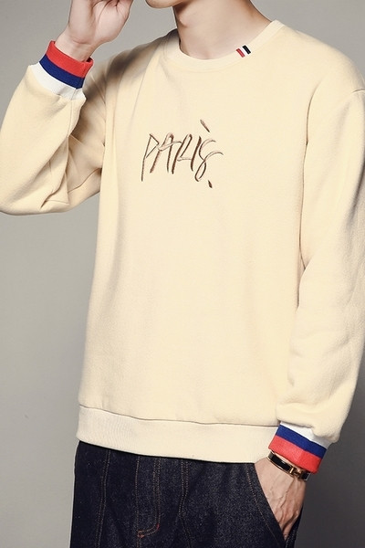 Ένα πουκάμισο με μακριά μανίκια για άνδρες με μακρύ μανίκι, επιγραφή και κολάρο σε σχήμα O