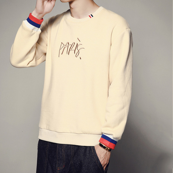 Ένα πουκάμισο με μακριά μανίκια για άνδρες με μακρύ μανίκι, επιγραφή και κολάρο σε σχήμα O