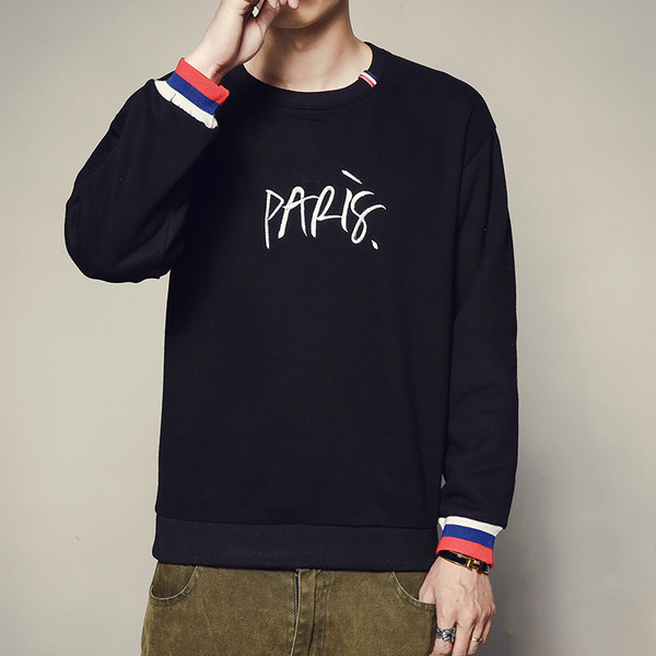 Ένα πουκάμισο με μακριά μανίκια για άνδρες με μακρύ μανίκι, επιγραφή και κολάρο σε σχήμα O