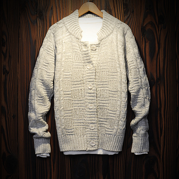 Μοντέρνο και κομψό ανδρικό γιλέκο με κουμπιά και φαρδύ O-κολάρο