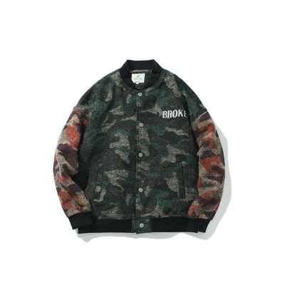 Το casual μπουφάν μπέιζμπολ για άνδρες με κολάρο σε σχήμα O, καπάκι πίσω και καμουφλάζ - 2 σχέδια