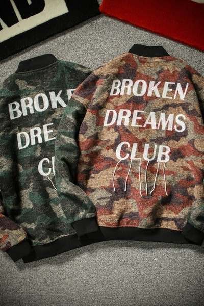 Το casual μπουφάν μπέιζμπολ για άνδρες με κολάρο σε σχήμα O, καπάκι πίσω και καμουφλάζ - 2 σχέδια