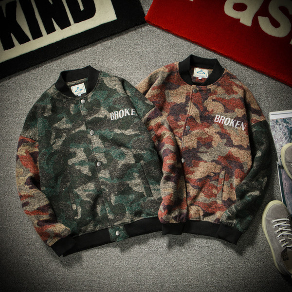 Το casual μπουφάν μπέιζμπολ για άνδρες με κολάρο σε σχήμα O, καπάκι πίσω και καμουφλάζ - 2 σχέδια