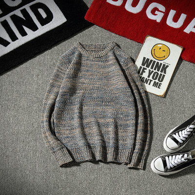 Απλό αρσενικό πουλόβερ με κολάρο σε σχήμα O