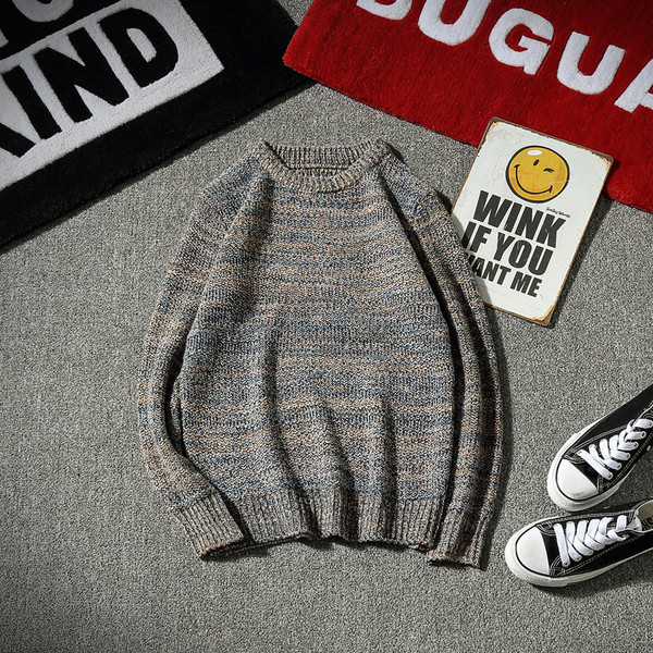 Απλό αρσενικό πουλόβερ με κολάρο σε σχήμα O