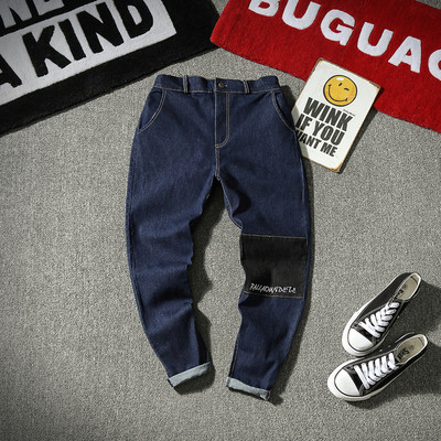 Κομψά τζιν ανδρικά σε ένα ευρύ σχέδιο κασκόλ