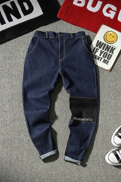 Κομψά τζιν ανδρικά σε ένα ευρύ σχέδιο κασκόλ