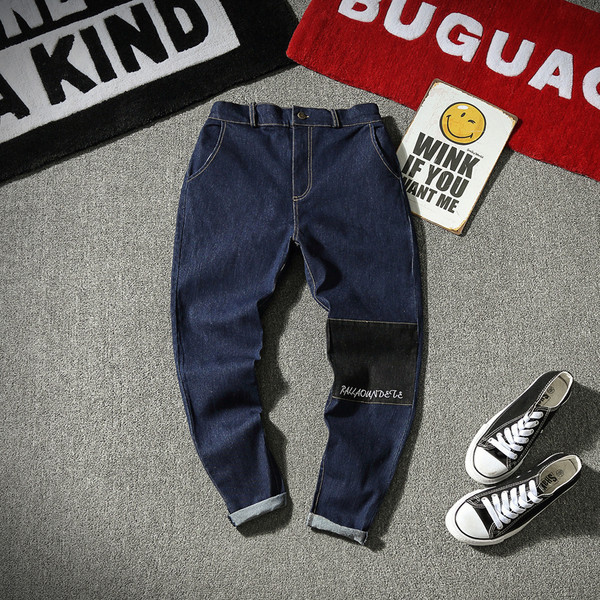 Κομψά τζιν ανδρικά σε ένα ευρύ σχέδιο κασκόλ