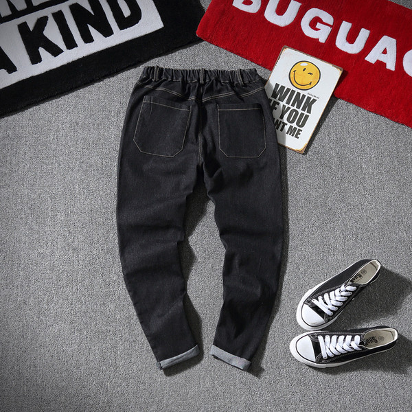 Κομψά τζιν ανδρικά σε ένα ευρύ σχέδιο κασκόλ