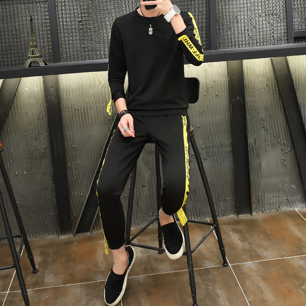 Ενδιαφέρουσα γυναικεία ασημένια αθλητική φόρμα ανδρών σε μαύρο χρώμα με κίτρινο και μαύρο χρώμα με κόκκινο χρώμα