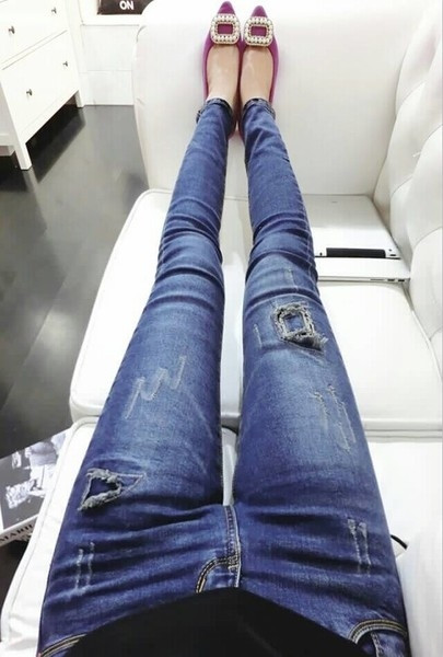 Дамски дънки на кръпки в тъмен цвят