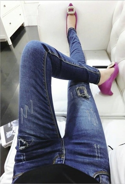 Дамски дънки на кръпки в тъмен цвят