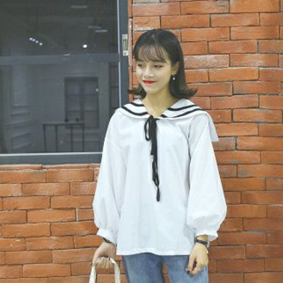 Μοντέλο καθαρού μοντέρνου πουκάμισου με γνήσιο μοτίβο