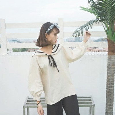 Μοντέλο καθαρού μοντέρνου πουκάμισου με γνήσιο μοτίβο