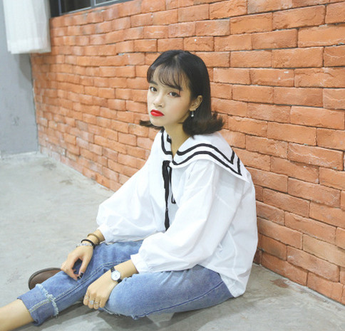 Μοντέλο καθαρού μοντέρνου πουκάμισου με γνήσιο μοτίβο