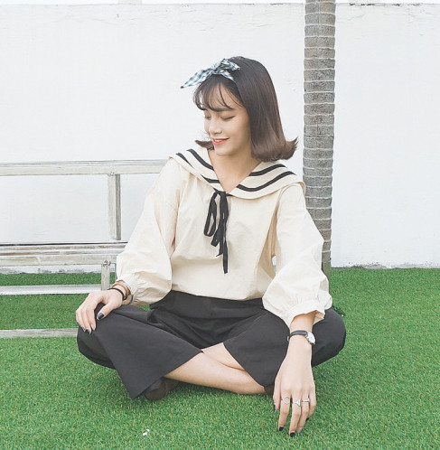 Μοντέλο καθαρού μοντέρνου πουκάμισου με γνήσιο μοτίβο