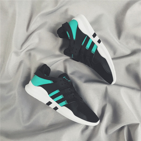 Αθλητικά ανδρικά  παπούτσια  με πολύ άνετη σόλα από καουτσούκ και επιφάνεια που αναπνέει