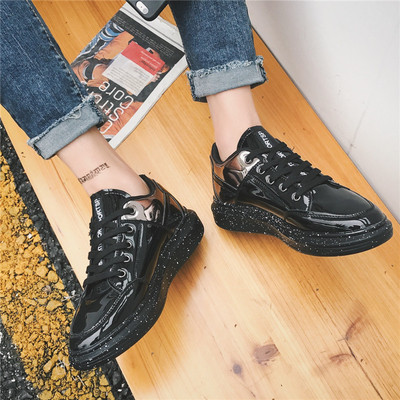 Ανδρικά πάνινα παπούτσια σε υψηλή σόλα από καουτσούκ με γυαλιστερό φινίρισμα, σε χρώματα που ρέουν