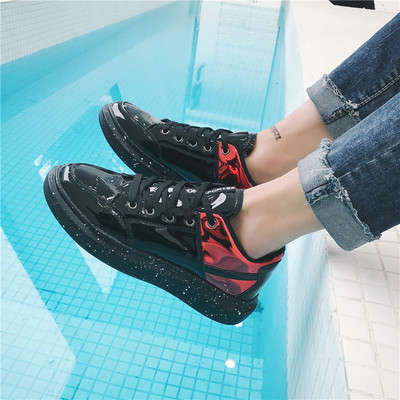 Ανδρικά πάνινα παπούτσια σε υψηλή σόλα από καουτσούκ με γυαλιστερό φινίρισμα, σε χρώματα που ρέουν