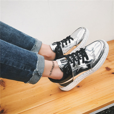 Ανδρικά πάνινα παπούτσια σε υψηλή σόλα από καουτσούκ με γυαλιστερό φινίρισμα, σε χρώματα που ρέουν