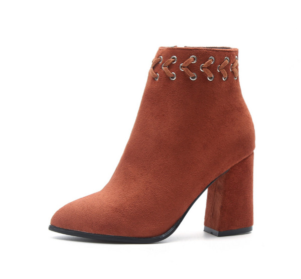 Γυναικείες μπότες υψηλών τακουνιών με απλές σταυρωτές συνδέσεις στην κορυφή του παπουτσιού στην κορυφή και το μέρος, 2 χρώματα