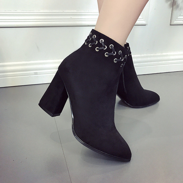 Γυναικείες μπότες υψηλών τακουνιών με απλές σταυρωτές συνδέσεις στην κορυφή του παπουτσιού στην κορυφή και το μέρος, 2 χρώματα