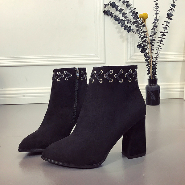 Γυναικείες μπότες υψηλών τακουνιών με απλές σταυρωτές συνδέσεις στην κορυφή του παπουτσιού στην κορυφή και το μέρος, 2 χρώματα