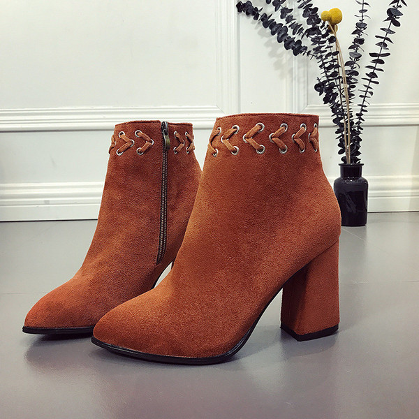 Γυναικείες μπότες υψηλών τακουνιών με απλές σταυρωτές συνδέσεις στην κορυφή του παπουτσιού στην κορυφή και το μέρος, 2 χρώματα