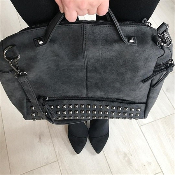 Περιστασιακή γυναικεία τσάντα με μεταλλικά πριτσίνια και μεγάλη λαβή ιμάντα ώμου, 3 χρώματα