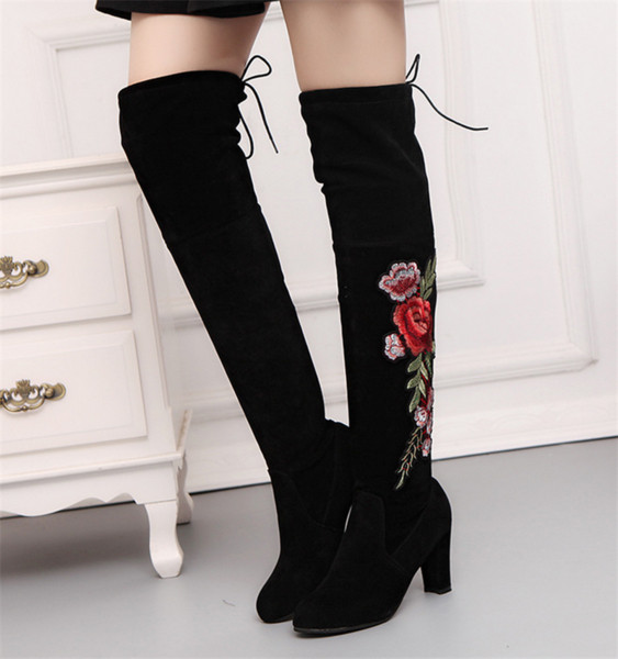 Велурени дамски ботуши с актуална цветна бродерия и висок дебел ток