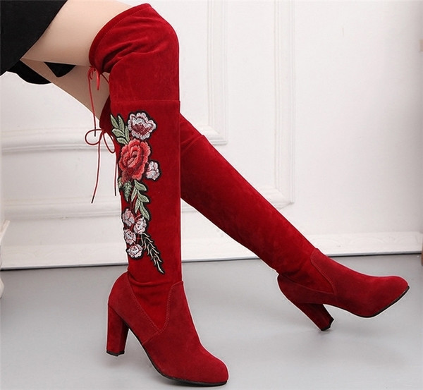 Велурени дамски ботуши с актуална цветна бродерия и висок дебел ток