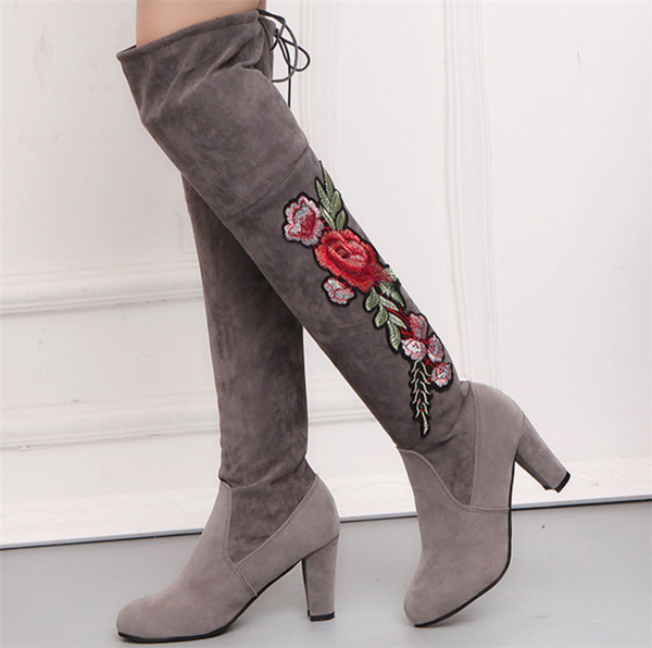 Велурени дамски ботуши с актуална цветна бродерия и висок дебел ток